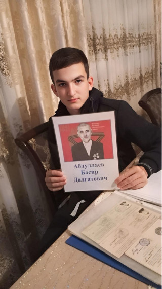 Аджимурадов Имран, ученик 9 "в" класса, участвует в акции «Улицами Героев».