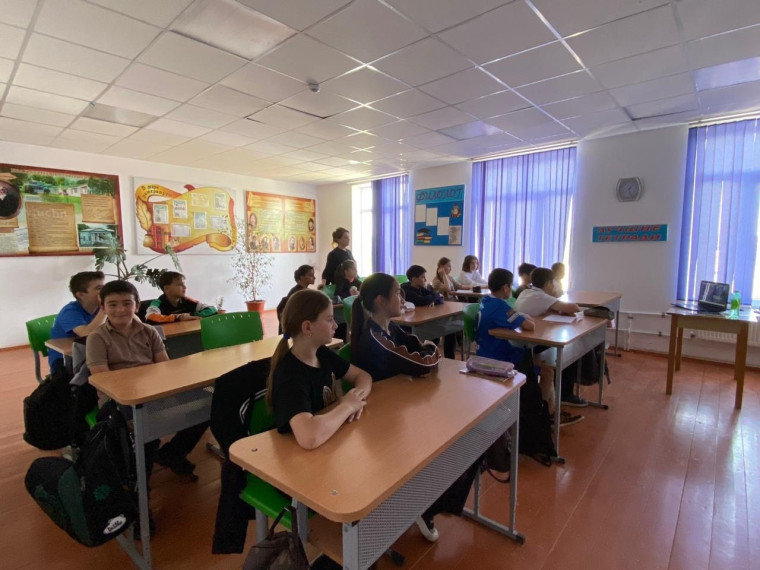 В преддверии Дня Победы в нашей школе прошёл Кинолекторий «Своих не бросаем»..